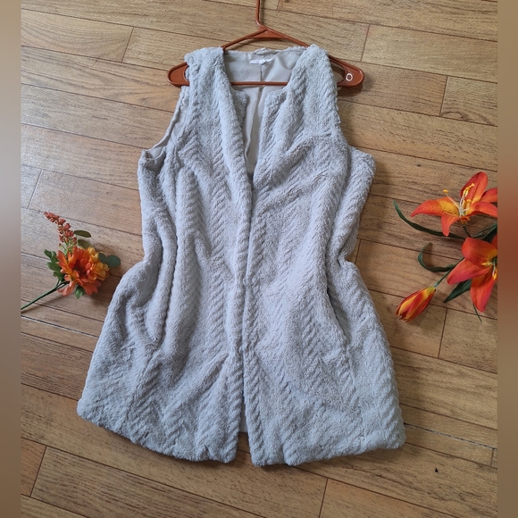 MAURICES Women's Beige Faux Fur Sweater Vest Size M - Picture 2 of 8